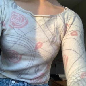 Vit topp med rosor - Gullig krämvit topp med rosor. Den är ganska tjock och är den perfekta höst toppen. 💕