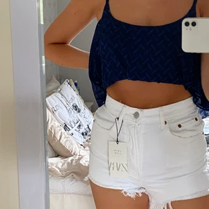 Zara jeansshorts Vit strl 36 - Helt nya jeansshorts med lappen kvar🤍. Säljer pga tyvärr för små. Nypris: 259 kr. Skriv vid fler funderingar🥰. 