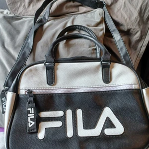 Fila väska/handväska - Heeej! Säljer en helt oanvänd äkta fila väska/handväska. Skit snygg. Finns även ett litet fack på insidan av väskan. Den är i super bra skick. Och ny i butik kostar den 700 tror jag🤪 och kan diskutera priset. Men om di vill köpa direkt är det 520 som gäller plus ftakt💗🦋