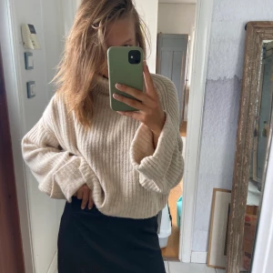 Stickad tröja - Säljer denna fina stickade tröja från Gina Tricot! Använd ett fåtal gånger💖💖