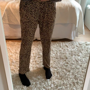Leopardmönstrade byxor - Säljer dessa fina sköna byxorna från hm! De har bara används ett par fåtal gånger och är i bra skick! Säljer pga ingen användning längre! Passar lite med allt och kan också användas som mjukisbyxor hemma! Buda gärna!💗💗