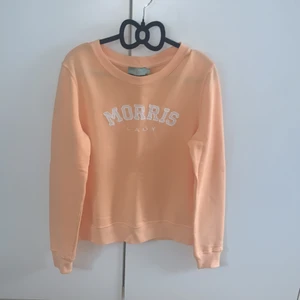 Morris lady collegetröja  - En tunn collegetröja från Morris lady i färgen aprikos. Bara använd en gång. 