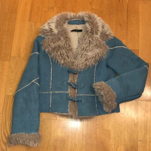 Blå unik jacka - Kort snygg jacka med fake päls. Väldigt unik. Passar Xs/S. Knappast använt.