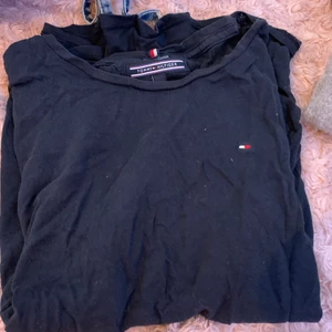 Tommy hlifiger tröja - Väldigt använd inga skador eller fläckar. Står ej för frakten