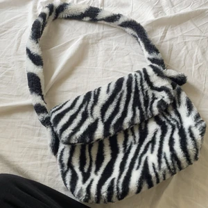 Zebra väska - Såååå fin zebra väska som jag inte får användning för längre:/ frakt tillkommer