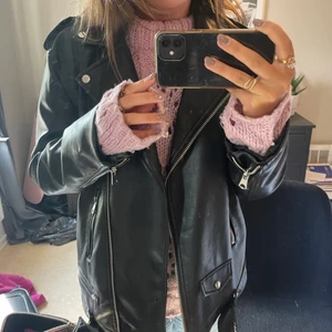 Skinnjacka  - Säljer denna skinnjacka (ej äkta skinn) i storlek M då jag inte får användning av den längre. Modellen är lite längre och oversized. Använde den en del tidigare och därför finns det lite tecken på användning men den är inte trasig någonstans och är fortfarande i bra skick. Köp direkt för 300 kr.