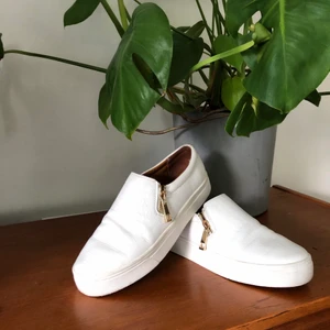 Vita sneakers från Ivy Revel - Dessa kritvita drömmar har jag haft till sommarklänningar, jeans, kostymbyxor etc. Passar till typ alla outfits! Köpta på ivy revel för drygt 1000kr, använt en del men de är fortfarande som nya förutom några märken (se på bilden) 