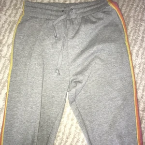 Bik Bok  byxor storlek M - Fina grå byxor med regnbågsteckningar. De är stora för mig och passar inte till kläder. De är  knappt använda. Bars några gånger. De är rena och inte trasig. Storlek M. Skriv till mig om du har frågor eller behöver mer foton🙃