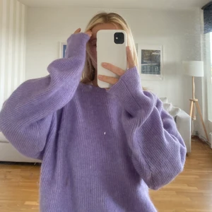 Lila stickad tröja - Lila stickad tröja från bikbok. Storlek är L så den sitter oversized på mig men det är det som blir snyggt 👌 Säljer pga aldrig använt. Buda i dm eller köp direkt för 250kr+frakt. HÖGSTA BUD JUST NU: 180kr+frakt