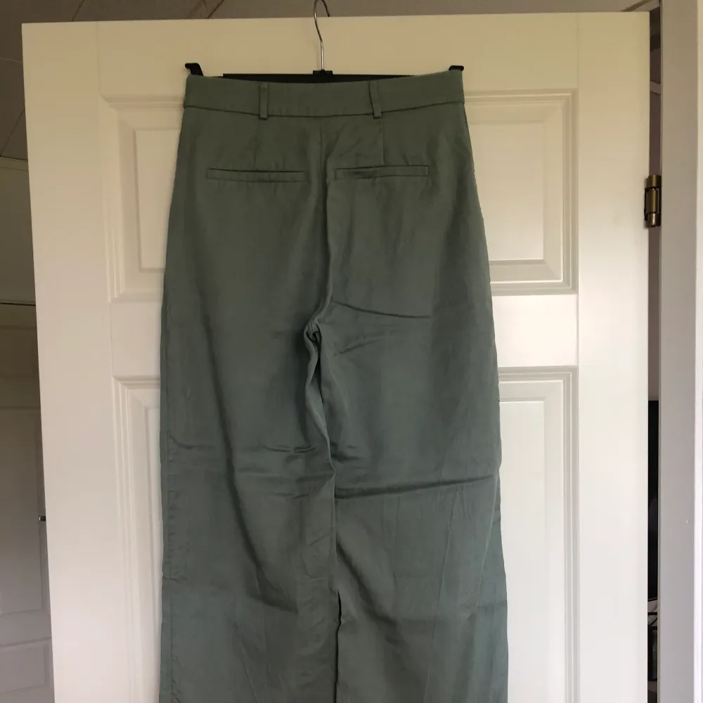 Säljer mina gröna ”kostymbyxor” från Lindex, då jag vuxit ur dem. Storlek 36, jättefin grön färg. Frakt tillkommer💘. Jeans & Byxor.