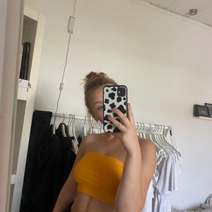 Tub top  - En gul tubtop från Gina, säljer då jag jag inte gillar färgen men den är i bra skick 