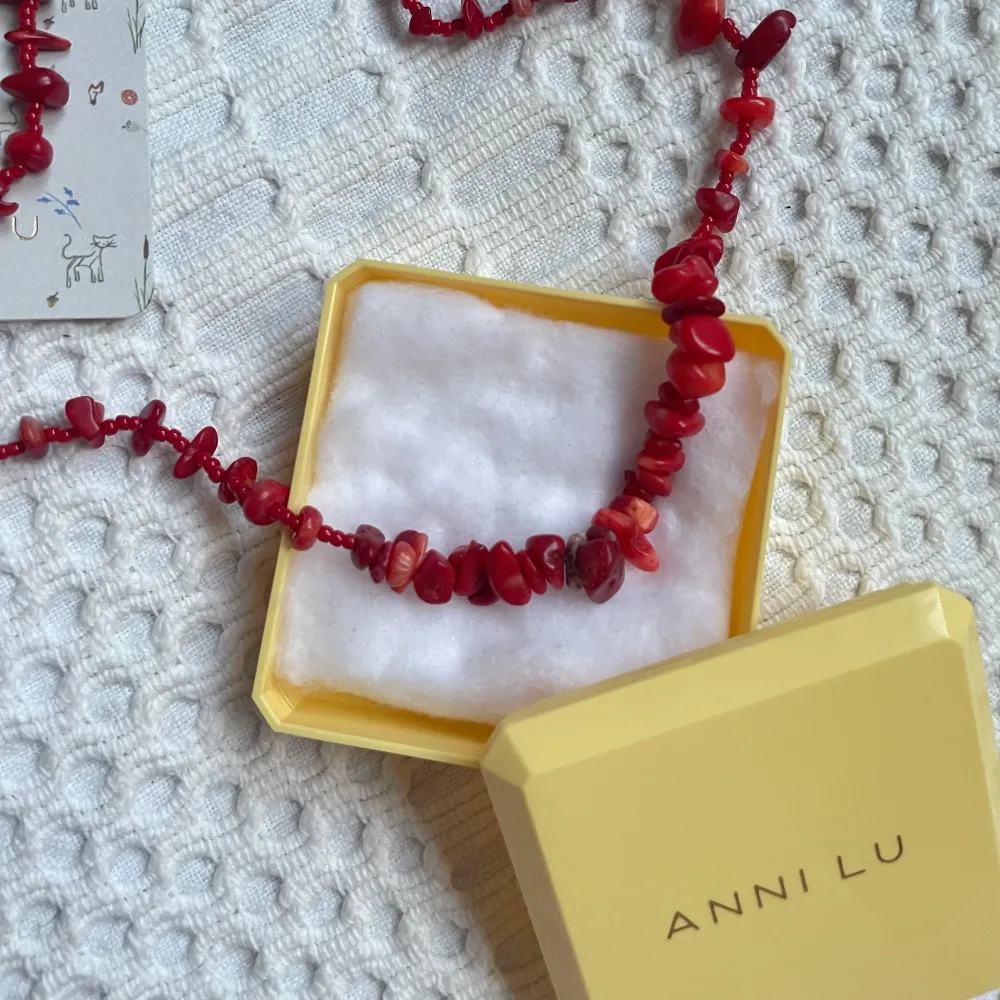 Super fint rött halsband med stenar ifrån danska Anni Lu, köpt för ca 1500 och endast andvändt ett fåtal gånger 🤍  pris kan sänkas vid snabb affär. Övrigt.