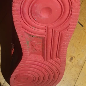 Nike - Har ett par Nike air spiderman modellen. Strl 45 dom har använts ett tag men e fortfarande riktigt snygga..