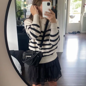 Stickad randig tröja - ❗️Lägger ut igen pågrund av oseriös köpare❗️ Super snygg och trendig stickad tröja, Slutaåld i butik! använd max 3 gånger så som ny. Buda om du är intresserad och buda bara om du är SÄKER på att du kan betala det du budar. Eller köp direkt för 350kr + frakt☺️