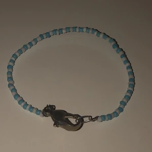 Seabead armband- blå, vit - Seabead armband i färgerna blå och vit. Tar emot önskemål om andra färger. Gjord för hand <3