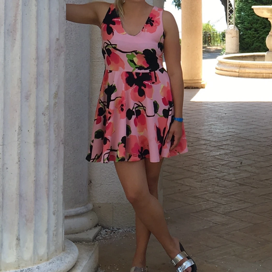 Kort blommig sommarklänning