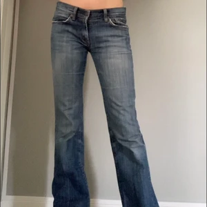 Lowwaist 7en jeans  - Snygga lågmidjade jeans från märket seven. Dem är från 90 talet och varsamt använda. Supersnygga och nice material. Midjemåttet är 80cm, innerbenslängden -78cm. Ytterbenslängden- 100cm. Jag är 168cm💕 frakt 79💕💋