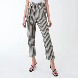 Linnebyxor från Gina  - Helt nya byxor från Ginatricot med prislapp på. Helt oanvända , endast testade. Säljer då de är för stora för mig. Materialet är linne och därför är de väldigt sköna under sommaren. Skriv för fler bilder :) Köparen står för leveranskostnaden och då kan även priset diskuteras. Originalpriset är 299 :- 