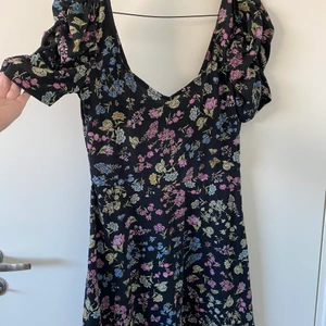 Blommig klänning - Storlek M