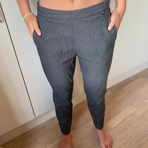 Gråa kostymbyxor  - Gråa kostymbyxor med dragkedja på vänster sida. Även fickor! 