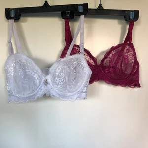 Bralette  - 2 stycken bralettes i vit/vinröd. Bra skick. 