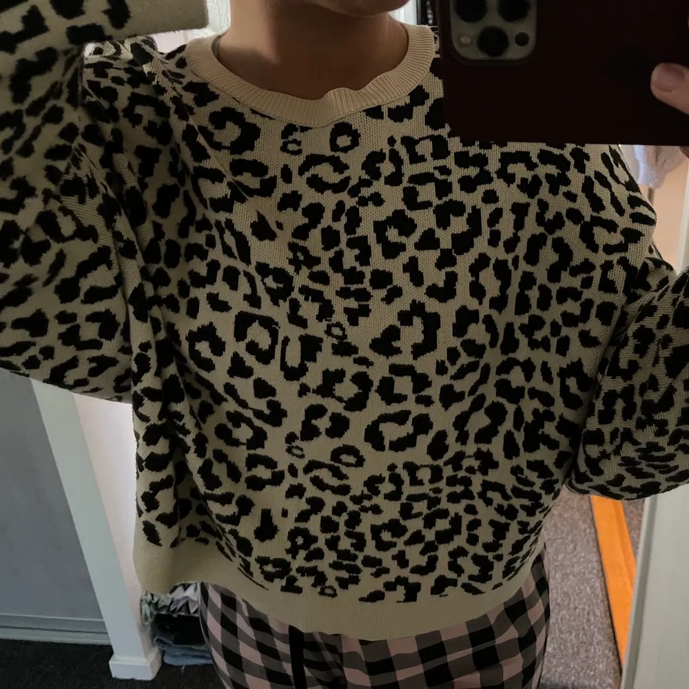 Superfin leopard tröja från Gina tricot. Älskar denna! Så skön. Passar perfekt på höst och vinter. Storlek M. Köpt för 399kr. Stickat.