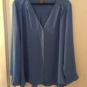Skön och luftig blus/skjorta från Kappahl i storlek 46. Aldrig använt! Köparen står för frakten✨