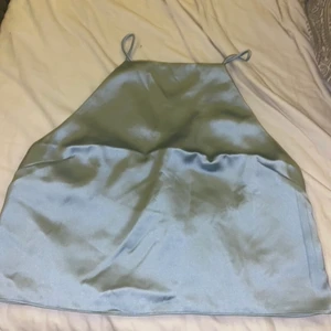 Na-kd linne💙 - Jättefint silkeslinne ifrån na-kd. En liten 40 så mer som en vanlig 38. Säljes då den är för liten så endast testad med prislapp kvar. Nypris 299❤️