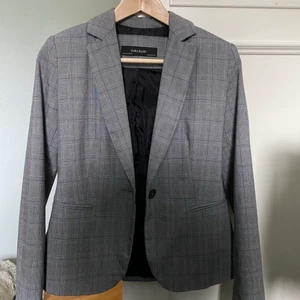 Zara Dam Kavaj - Grå svart/vit rutig kavaj från Zara i storlek 34. Knappt använd. 