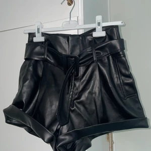 Shorts - Shorts i läderimitation i storlek 36. Från zara. 85kr