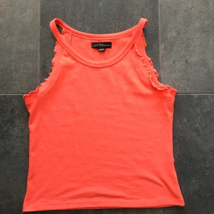 Jätte gulligt orange linne - Jätte gulligt persiko färgat/orangt linne från ”xoxo friends”, storlek 158-164, helt nytt endast testat.😚