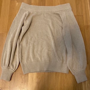 Off-shoulder tröja från Gina Tricot - Beige stickad off-shoulder tröja från Gina Tricot. Den är mjuk och skön. Aldrig använt, lappen sitter kvar. Storlek S. 