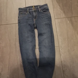 Lee  - Stretch smal Lee jeans. Använt ett fåtal gånger, bra skick. Köparen står för frakt 