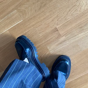 Loafers hög sula  - Loafers med hög sula från H&M. Helt slutsålda överallt! Skitsnygga men tyvärr lite små för mig, strl 37. Bara använda/testade 1 gång. Säljer om jag får bra bud, buda i dm! Högsta bud just nu är 200kr+frakt