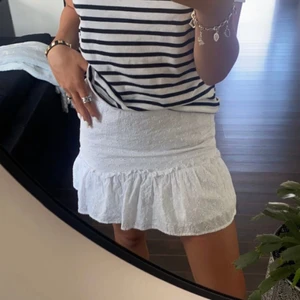 Vit volang kjol - Vit och fin volang kjol. Passa någon som har runt storlek Xs-S. Endast använd vid 1 tillfälle så som ny. Köparen står för frakten! 😊