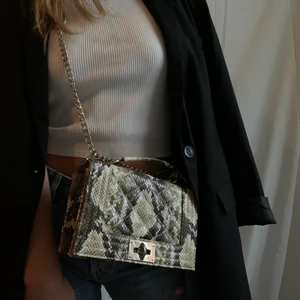 Snakeprint väska!  - Handväska från Gina Tricot i snakeprint. Oanvänd men tyvärr utan prislapp! 