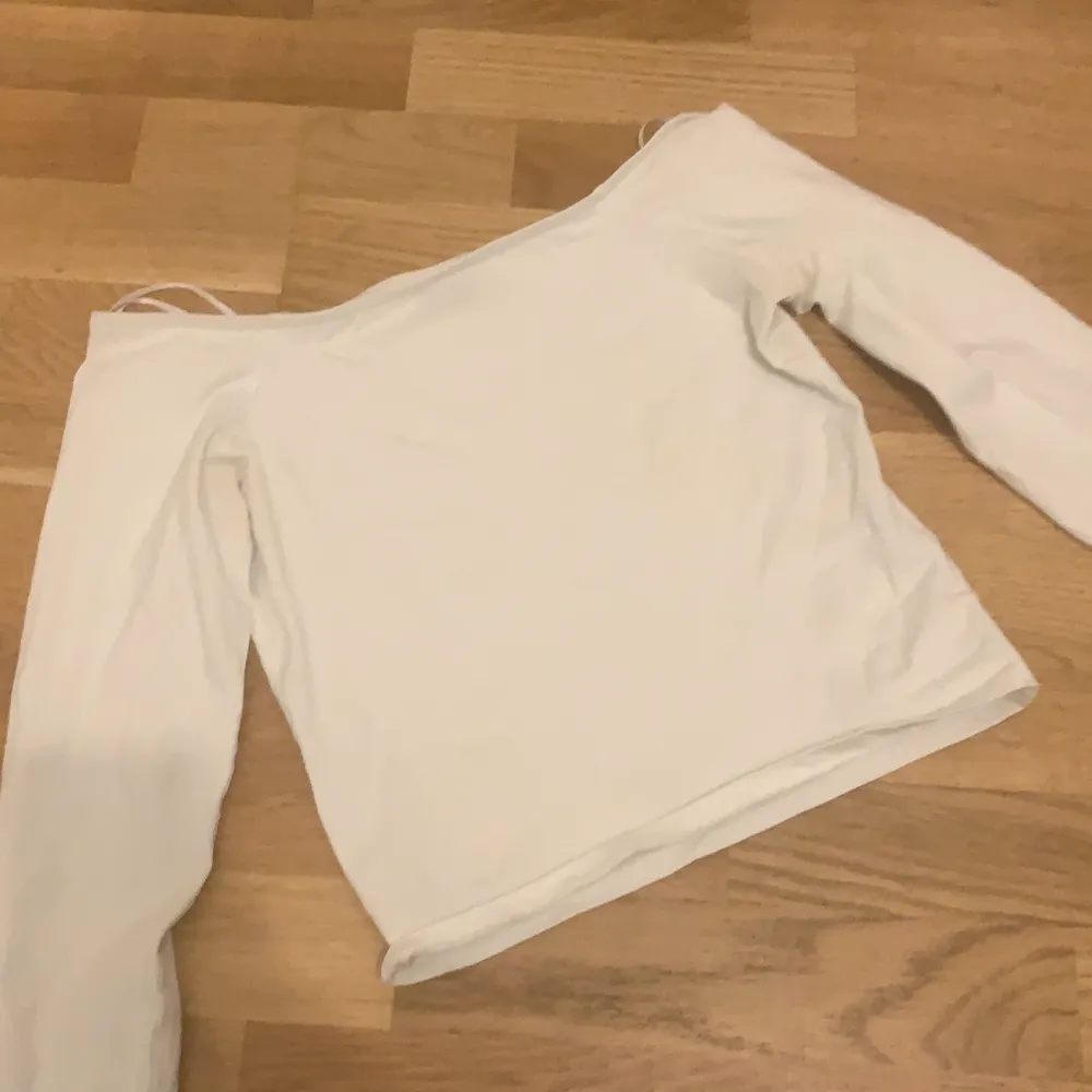 Säljer min vita offshoulder tröja eftersom den är lite liten på mig men har använt 2 gånger.. Tröjor & Koftor.