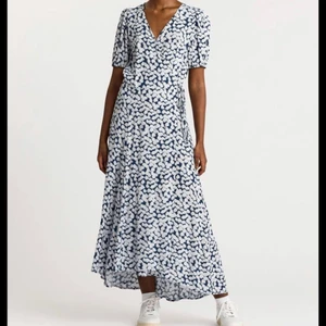 Sommarklänning från HM st.S  - Superfin klänning i st, S! Prislapp sitter kvar och aldrig använd! Super fin passform då man drar åt ett band i midjan😍