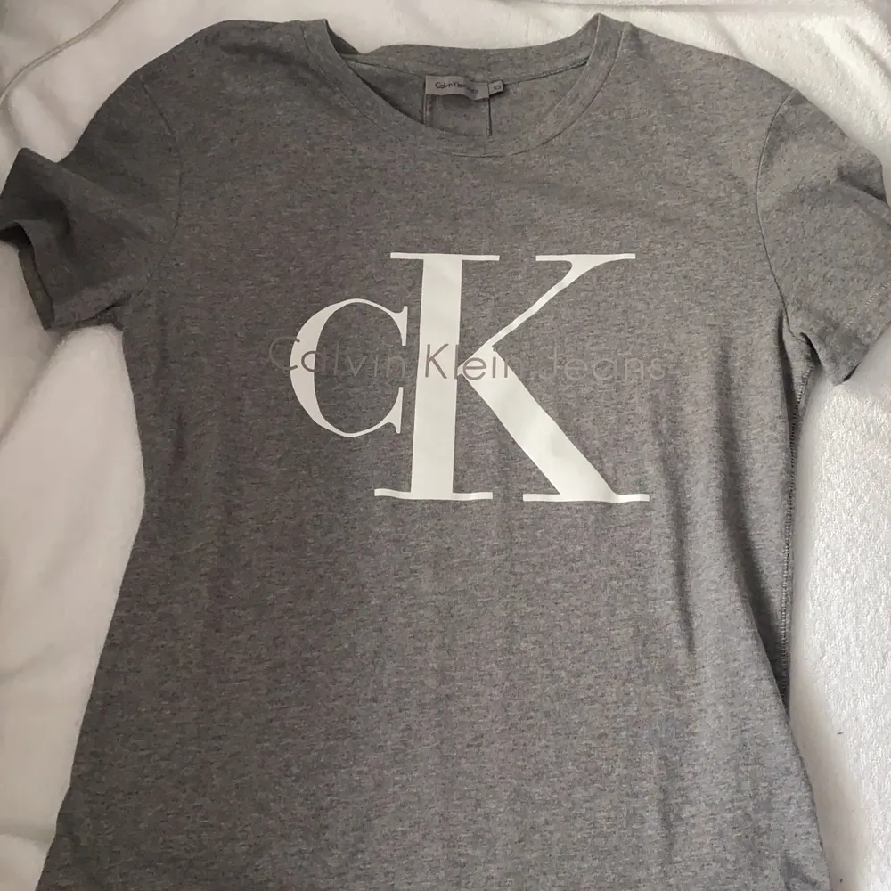 Aldrig använd Calvin Klein T-shirt. Köpt på Calvin Klein i sthlm.. T-shirts.