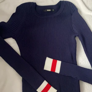 Bikbok tröja strl M - Aldrig använd tröja från BikBok. Strl M. Ser väldigt liten ut men är extreeemt stretchig (se bild 3) så passar nog flera olika storlekar. Köparen står för frakten. 