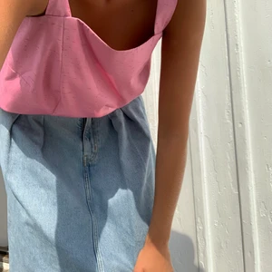 Rosa linne - Lite större rosa linne. Väldigt fint material med insydda mörkrosa toner i tyget. Köpt på myrorna och tror de är ett egensytt linne. Skriv om du vill ha fler bilder eller undrar något💋