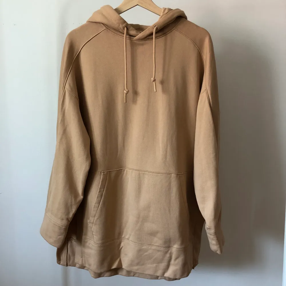 Lång beige hoodie med slits i sidorna från h&m trend. 100% bomull, oversized. Sparsamt använd, inget att anmärka på gällande skick. Köpare står för fraktkostnad. Swish is queen 🐒🍞🥠. Hoodies.