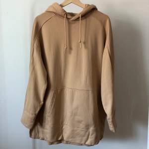 Lång beige hoodie med slits i sidorna från h&m trend. 100% bomull, oversized. Sparsamt använd, inget att anmärka på gällande skick. Köpare står för fraktkostnad. Swish is queen 🐒🍞🥠