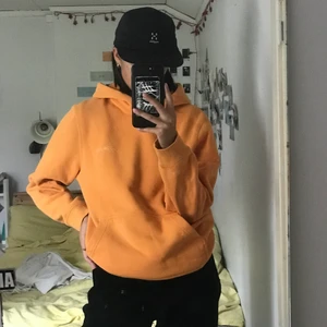 Stüssy hoodie  - Orange stussy hoodie! Nice men använt skick. Har tryck på ryggen samt på ena bröstet. 