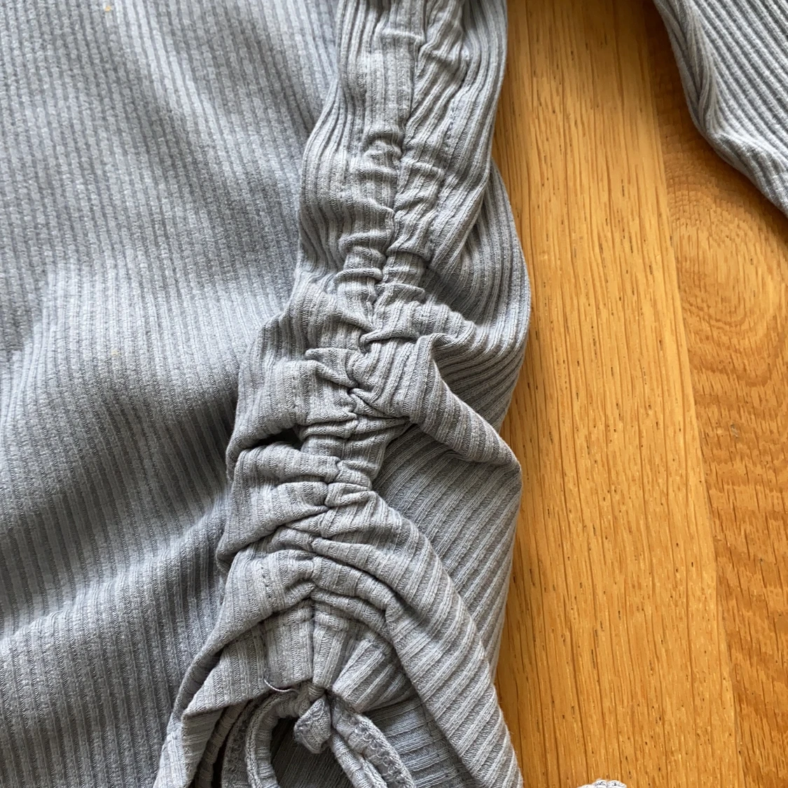 Grå tröja med snörning från Hm strl S - 90