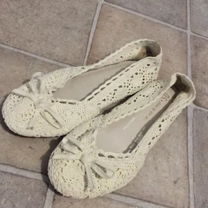 Vita ballerina skor - Vita ”virkade” ballerina skor i storlek 36, aldrig använda. 