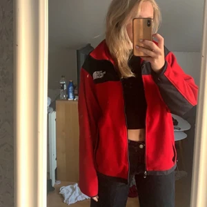 TNF Fleece - Säljer denna skitsnygga The North Face fleecen för att den inte kommer till användning, den är knappt använd!💗Köparen står för frakten. Kontakta mig privat för frågor eller fler bilder 