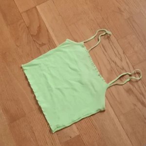 Cropped green tank top - Säljer min typ neon grön topp. Kondition: jätte bra , har bara använt en gång. Storlek: xs/xxs. Bud start från 100 kr + frakt. Ignorera hashtagen