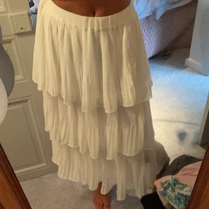 Kjol - Kjol från Gina tricot, storlek 38 men passar mig som är en 36, annars kan man sätta en säkerhetsnål.😽 aldrig använd och prislapp finns kvar. Frakt ingår ej och kostar 66kr, spårbar.