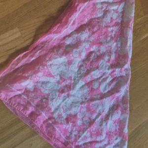 Rosa Blommig ?Scarf?  - En rosa blommig ?scarft? Dåliga bilder I know. 12kr + 12kr frakt = 24kr totalt!🌸